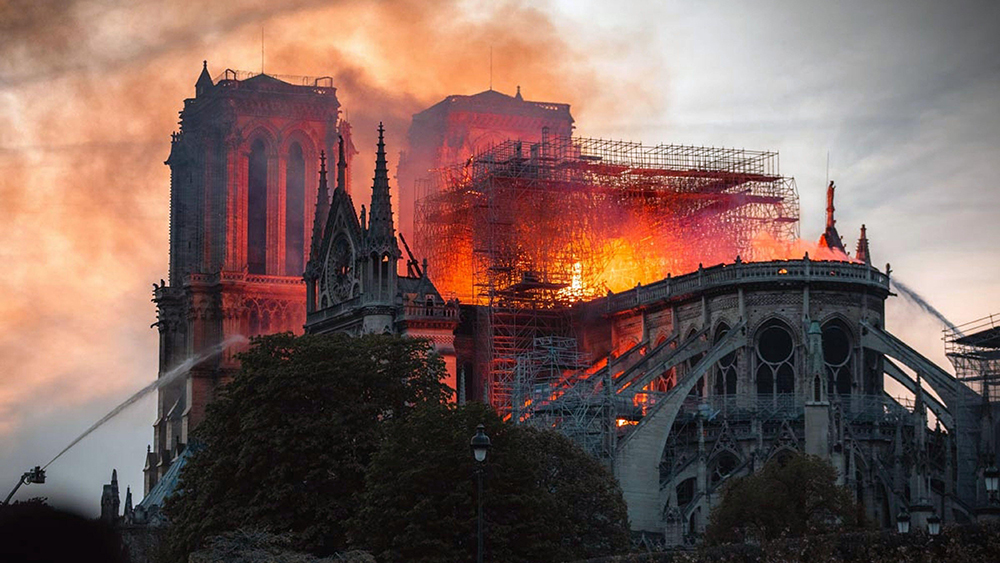Notre Dame v plamenih