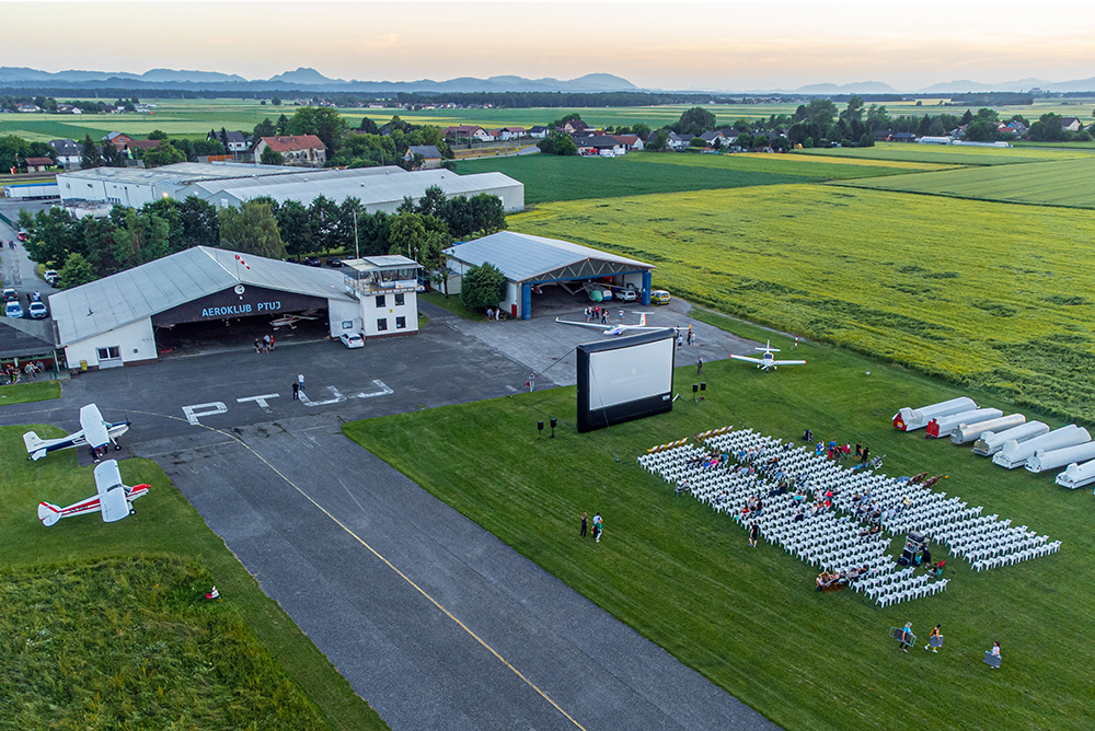 Letni kino na letališču