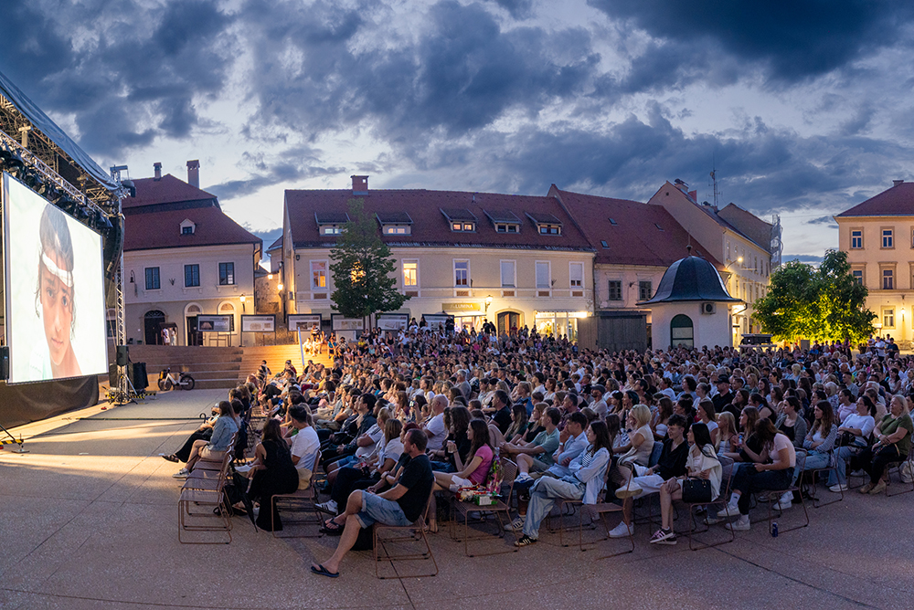 Letni kino na mestni tržnici: Poletje v školjki