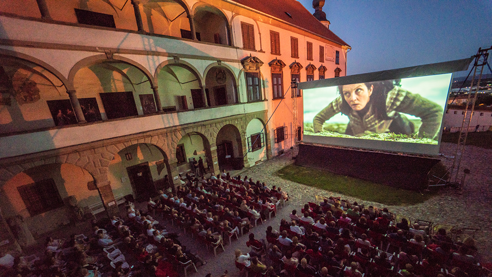 Zaključil se je 10. Kino brez stropa