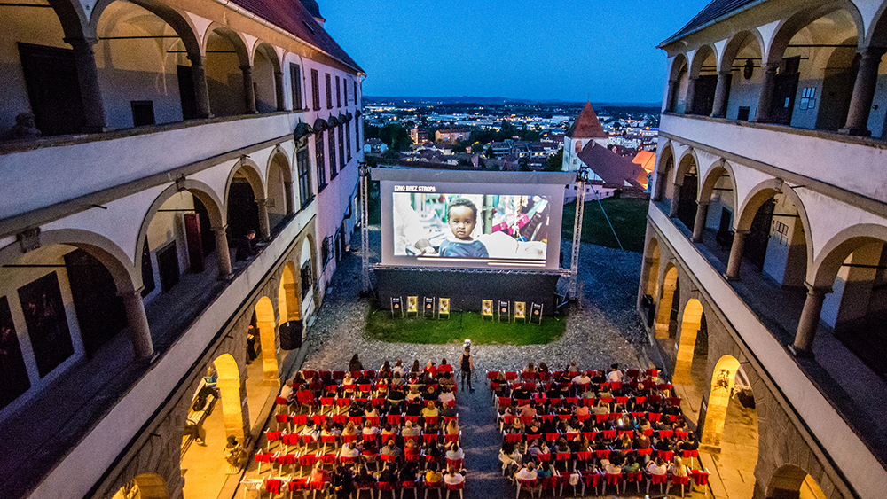 Kino brez stropa