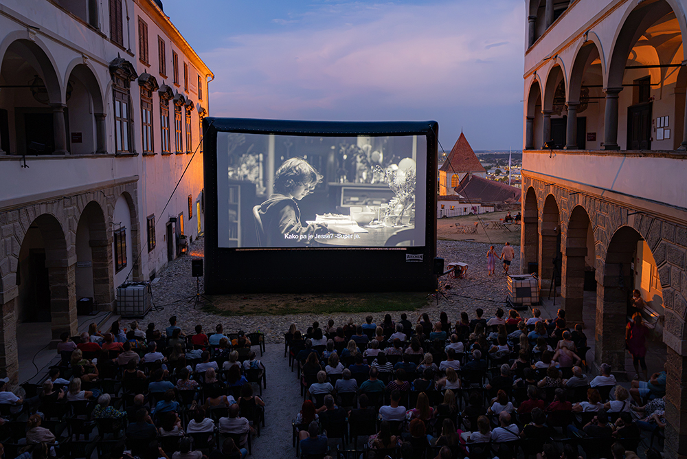 Kino brez stropa